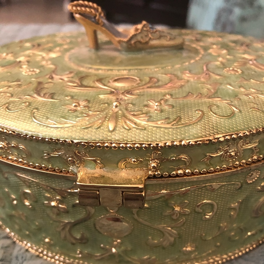 🌴SOLD on Mercari!🌴Victorian dresser jewelry box - Picture 4 of 5